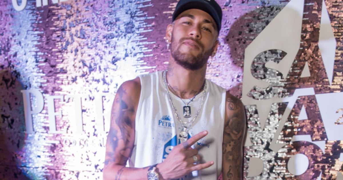 Neymar aparece em foto de modelo e detalhe da roupa chama atenção Veja