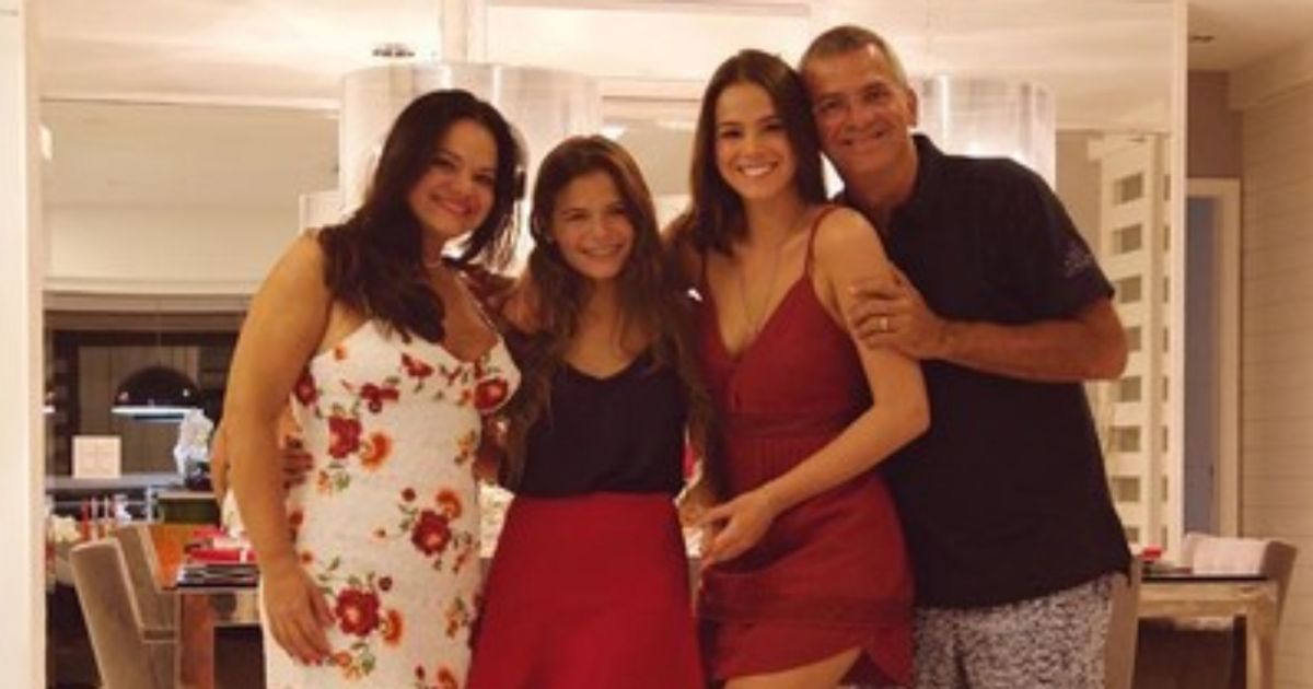 Bruna Marquezine Aparece Combinando Look O Pai E Emociona Post