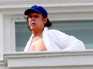 Paul McCartney toma banho de sol com a mulher na varanda do Copacabana Palace