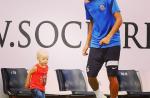 Neymar posta foto jogando bola com seu filho, Davi Lucca