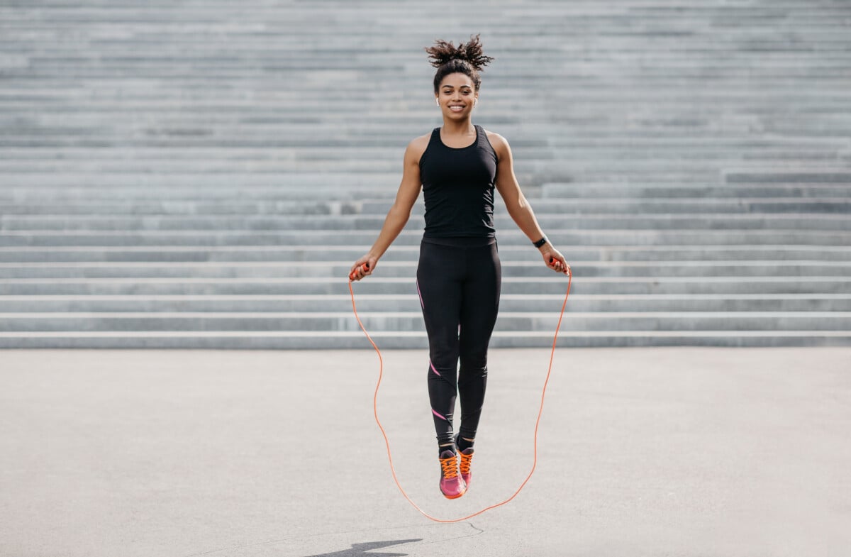 Foto Pular corda também é um exercício que ajuda a trabalhar a