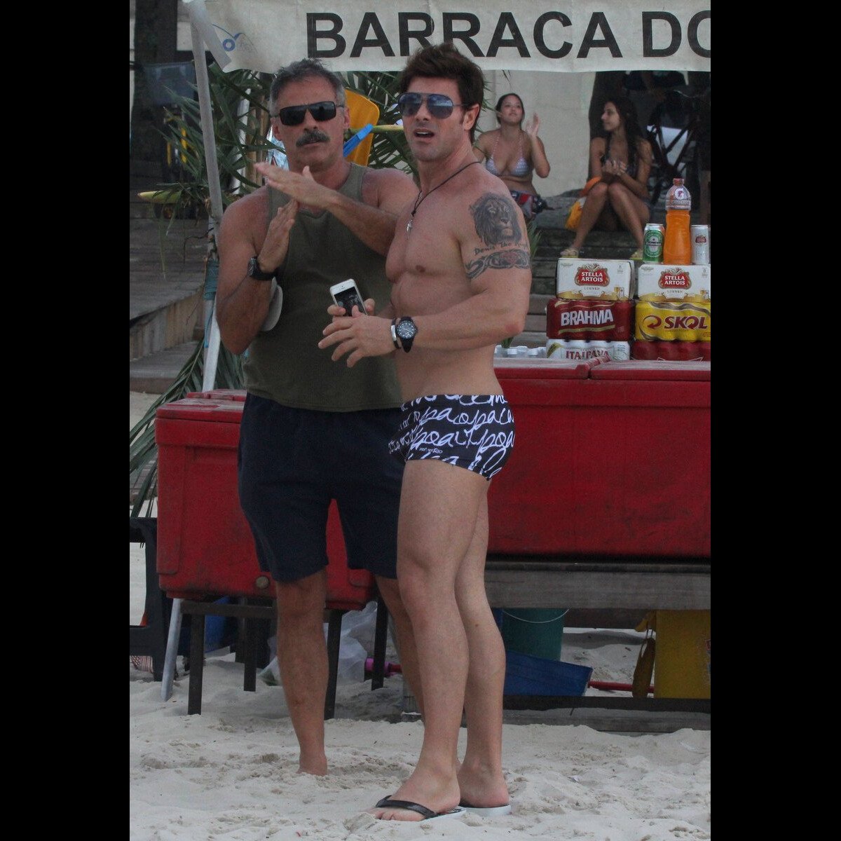 Foto Oscar Magrini Fotografado Na Praia Da Barra Rj E Se Incomoda