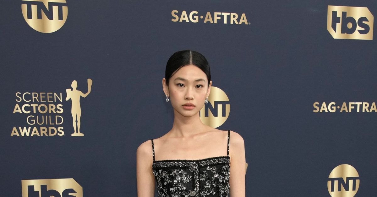 Sag Awards A Atriz Hoyeon Jung Foi Premiada E Escolheu Look Louis