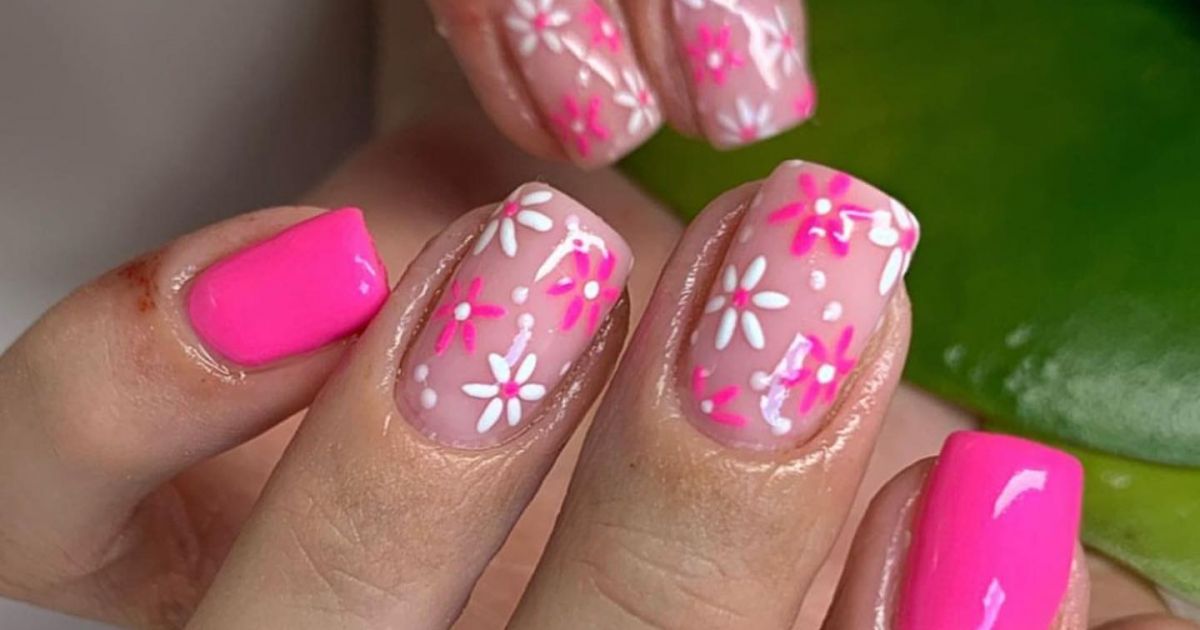 Unhas decoradas flores dão um delicado às unhas Purepeople