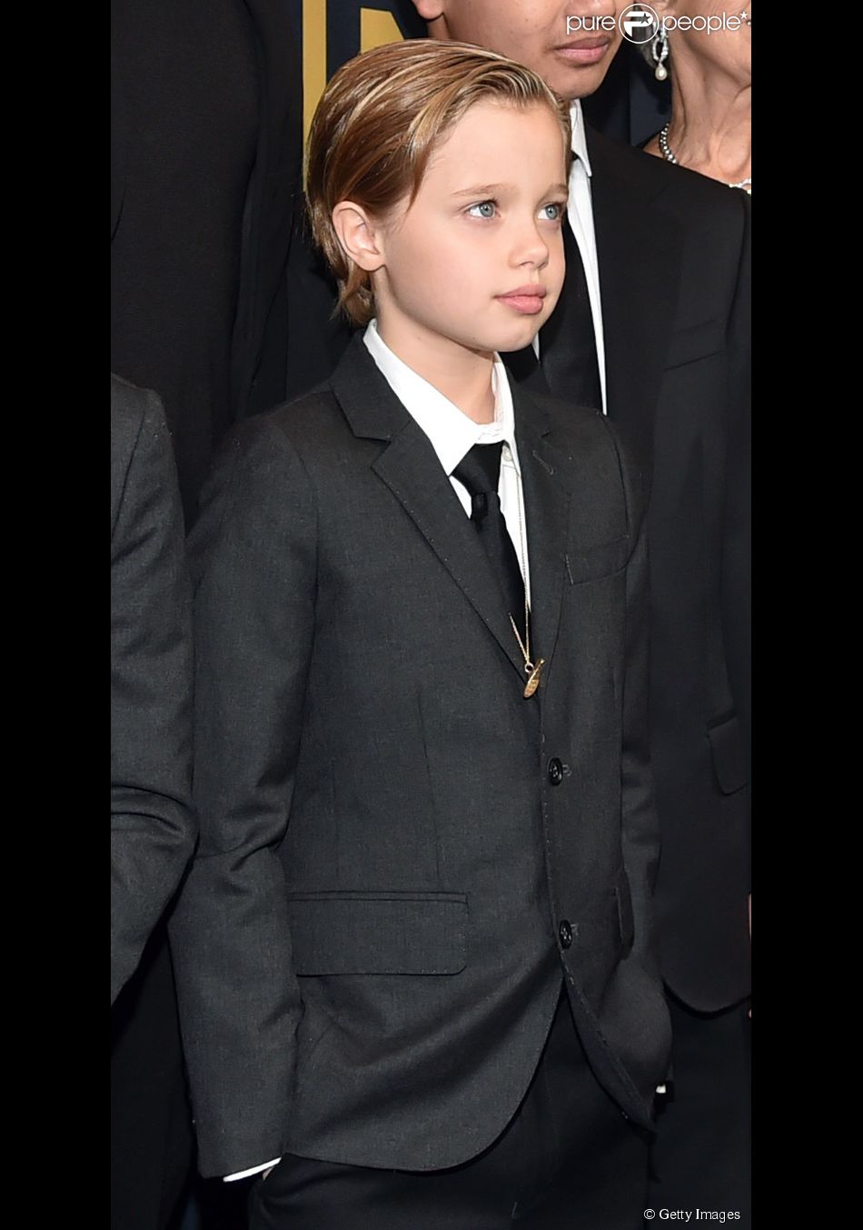 Filha de Angelina Jolie e Brad Pitt, Shiloh aparece com visual boyish no red carpet de 'Unbroken', filme dirigido pela mãe na Califórnia, em dezembro de 2014