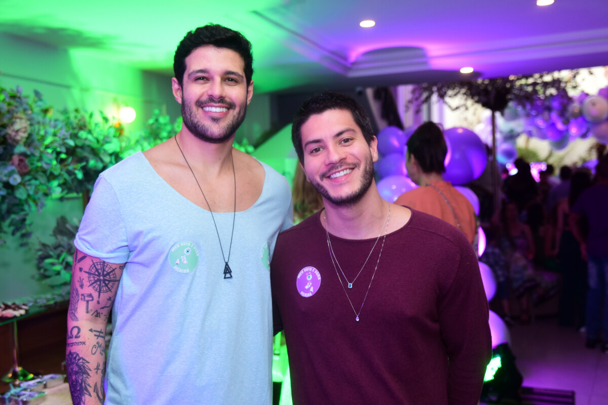 Foto Arthur Aguiar e Rodrigo Mussi posaram juntos no Chá Revelação