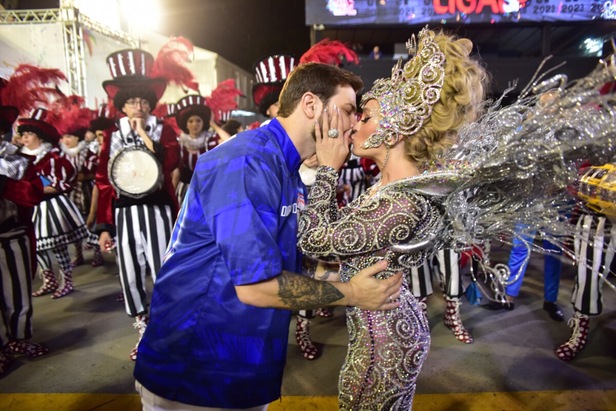 Foto Carla Diaz E O Noivo Felipe Becari Se Beijaram Na Concentra O