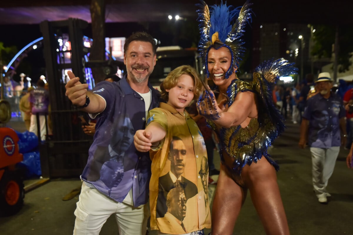 Foto Adriane Galisteu destacou a emoção de estar à frente da bateria