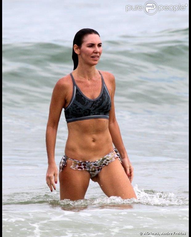 Glenda Kozlowski, apresentadora do 'Esporte Espetacular', exibe barriga sequinha em mergulho no mar na tarde de quinta-feira, 16 de maio de 2013