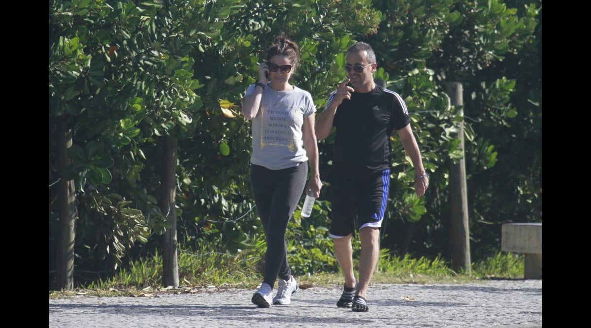 Foto Giovanna Antonelli Fala No Celular Durante Caminhada Purepeople