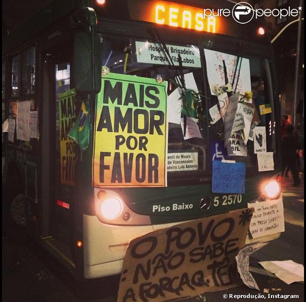 Chay Suede também foi às ruas protestar e publicou uma foto de um ônibus coberto por cartazes