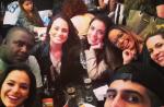 Bruna Marquezine faz noitada em bar do Rio com irmã de Neymar: 'Cariocando'