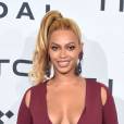 Beyoncé capricha no decote em show do Tidal ao lado do marido, Jay-Z, nos EUA, nesta terça-feira, 20 de outubro de 2015