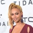 Beyoncé capricha no decote em show do Tidal ao lado do marido, Jay-Z, nos EUA, nesta terça-feira, 20 de outubro de 2015