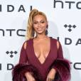 Beyoncé capricha no decote em show do Tidal ao lado do marido, Jay-Z, nos EUA, nesta terça-feira, 20 de outubro de 2015
