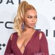 Beyoncé capricha no decote em show do Tidal ao lado do marido, Jay-Z, nos EUA, nesta terça-feira, 20 de outubro de 2015