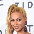 Beyoncé capricha no decote em show do Tidal ao lado do marido, Jay-Z, nos EUA, nesta terça-feira, 20 de outubro de 2015