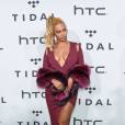 Beyoncé capricha no decote em show do Tidal ao lado do marido, Jay-Z, nos EUA, nesta terça-feira, 20 de outubro de 2015