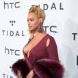 Beyoncé capricha no decote em show do Tidal ao lado do marido, Jay-Z, nos EUA, nesta terça-feira, 20 de outubro de 2015