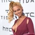 Beyoncé chegou ao 'Tidal X: 1020' usando um vestido marsala superdecotado, do estilista Philipp Plein, pode ser comprado pela internet por € 1,469.00, algo em torno de R$ 9 mil
