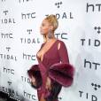 Beyoncé capricha no decote em show do Tidal ao lado do marido, Jay-Z, nos EUA, nesta terça-feira, 20 de outubro de 2015