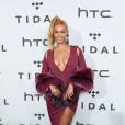 Beyoncé capricha no decote em show do Tidal ao lado do marido, Jay-Z, nos EUA, nesta terça-feira, 20 de outubro de 2015