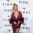 Beyoncé capricha no decote em show do Tidal ao lado do marido, Jay-Z, nos EUA, nesta terça-feira, 20 de outubro de 2015