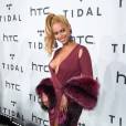 Beyoncé capricha no decote em show do Tidal ao lado do marido, Jay-Z, nos EUA, nesta terça-feira, 20 de outubro de 2015
