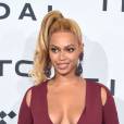 Beyoncé capricha no decote em show do Tidal ao lado do marido, Jay-Z, nos EUA, nesta terça-feira, 20 de outubro de 2015