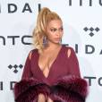 Beyoncé capricha no decote em show do Tidal ao lado do marido, Jay-Z, nos EUA, nesta terça-feira, 20 de outubro de 2015
