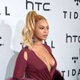 Beyoncé capricha no decote em show do Tidal ao lado do marido, Jay-Z, nos EUA, nesta terça-feira, 20 de outubro de 2015