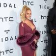 Beyoncé capricha no decote em show do Tidal ao lado do marido, Jay-Z, nos EUA, nesta terça-feira, 20 de outubro de 2015