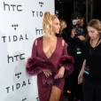 Beyoncé capricha no decote em show do Tidal ao lado do marido, Jay-Z, nos EUA, nesta terça-feira, 20 de outubro de 2015