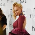 Beyoncé capricha no decote em show do Tidal ao lado do marido, Jay-Z, nos EUA, nesta terça-feira, 20 de outubro de 2015