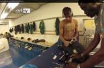 Neymar mostra ritual antes de entrar em campo no treino da Seleção, na Suíça