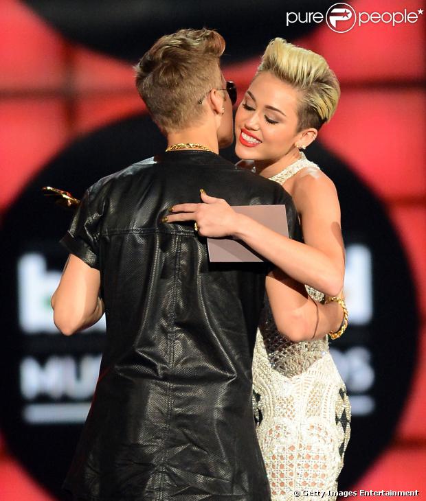 Miley Cyrus e Justin Bieber gravaram dueto em 'Twerk', que foi divulgada pelo blogueiro Perez Hilton