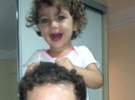 Cantor Pedro Leonardo posa alegre com a filha. 'Já cantando e feliz', diz amiga