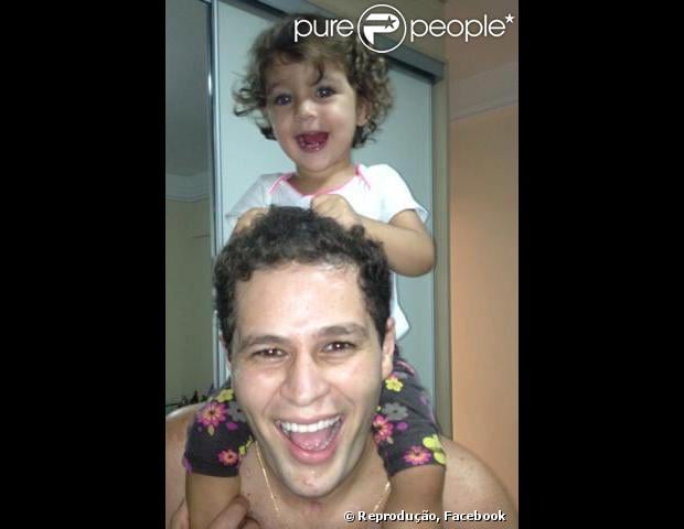 Pedro Leonardo posa sorridente com a filha nos ombros. A imagem foi postada no Facebook de Lucilene Caetano, musa do MMA