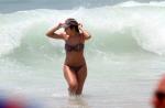 Patrícia Poeta exibe boa forma em praia do Rio, na véspera de Natal