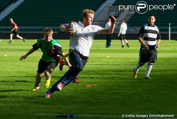 Príncipe Harry participou de uma partida de rugby com alunos de escoals públicas do Reino Unido para divugar o esporte