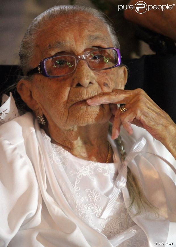 Dona Canô morre aos 105 anos, em 25 de dezembro de 2012. Ju Veloso, sua neta, lamenta a morte