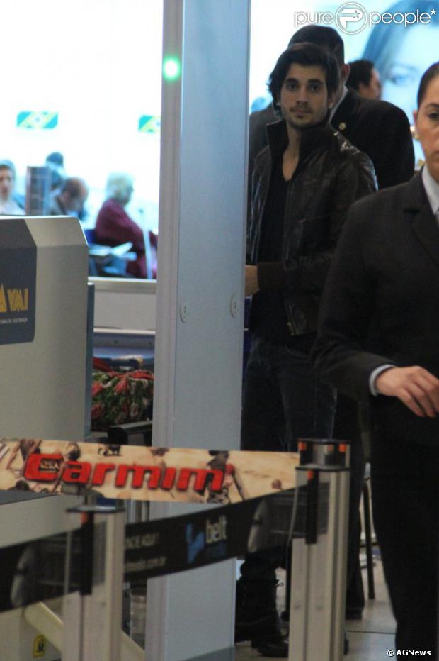 Fiuk e Sophia Abrahão foram flagrados juntos no Aeroporto de Congonhas no último sábado (09 de novembro de 2013)