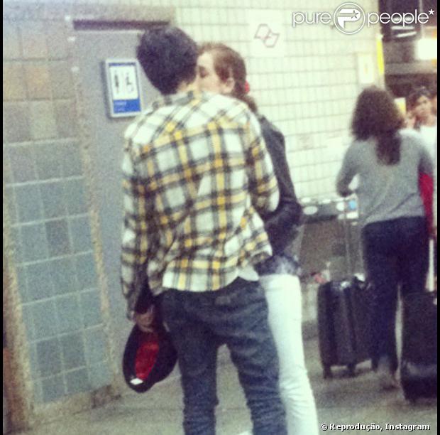 Fiuk e Sophia Abrahão foram flagrados juntos no Aeroporto de Congonhas no último sábado (09 de novembro de 2013)