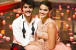 Bruna Marquezine e Guilherme Leicam gravam 'Em Família' com traje de gala
