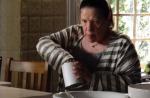 'Amor à Vida': Ciça desconfia e prova veneno que Aline dá para César