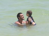 Felipe Simas dá show de fofura na praia com o filho, Joaquim, de 2 anos. Fotos!