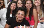 Rodrigo Simas faz 21 anos e ganha festa de aniversário das fãs, no Rio