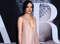 Dakota Johnson aposta em vestido superdecotado para première de 'Cinquenta Tons'