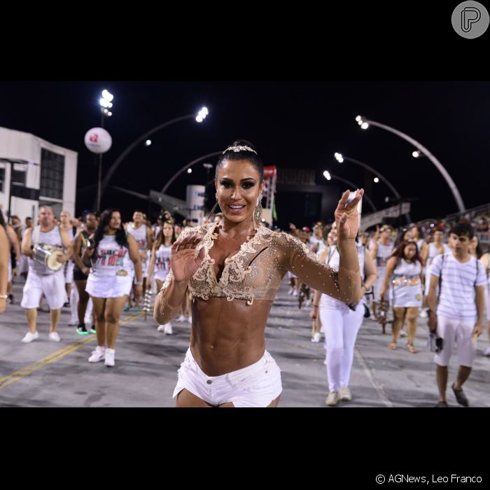 Gracyanne Barbosa deixou a barriga sarada à mostra no sambódromo do