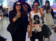 Ana Carolina e Leticia Lima embarcam de mãos dadas após assumirem namoro. Fotos!
